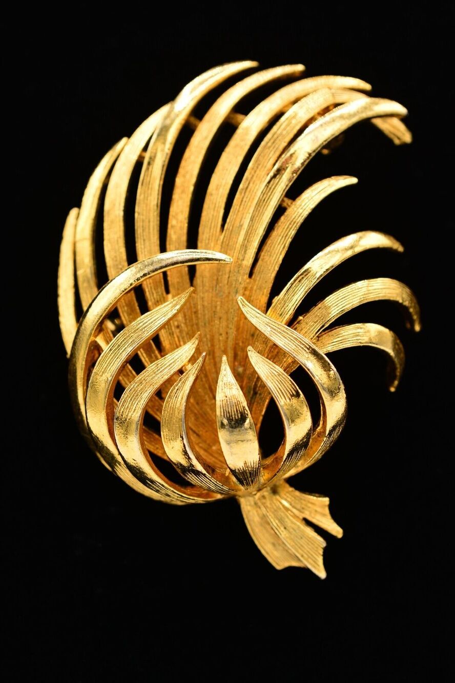 Lisner Vintage Pin Brooch Flower Leafy Rich Brushed Gold Chunky Signed BinAC